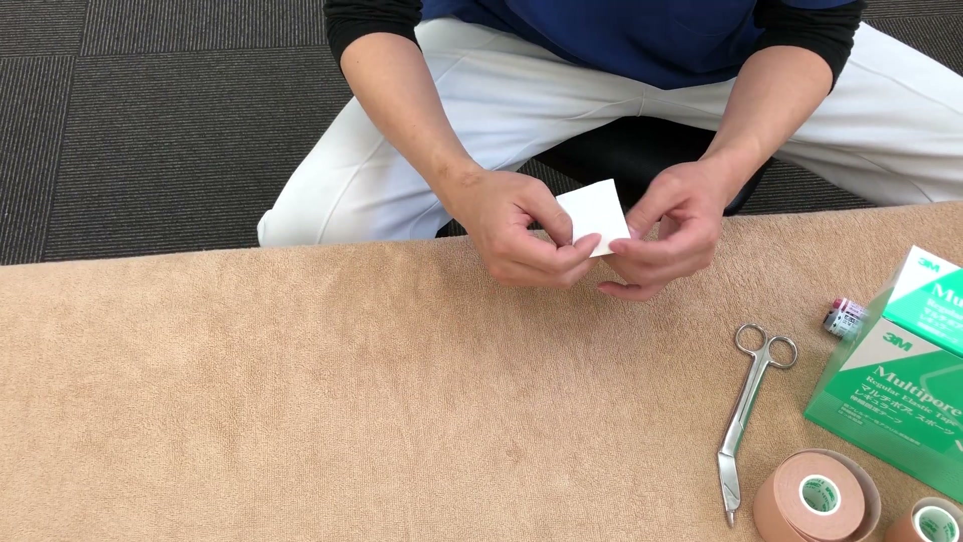 ティッシュを折りたたんでモートン病用のパッドを作る様子