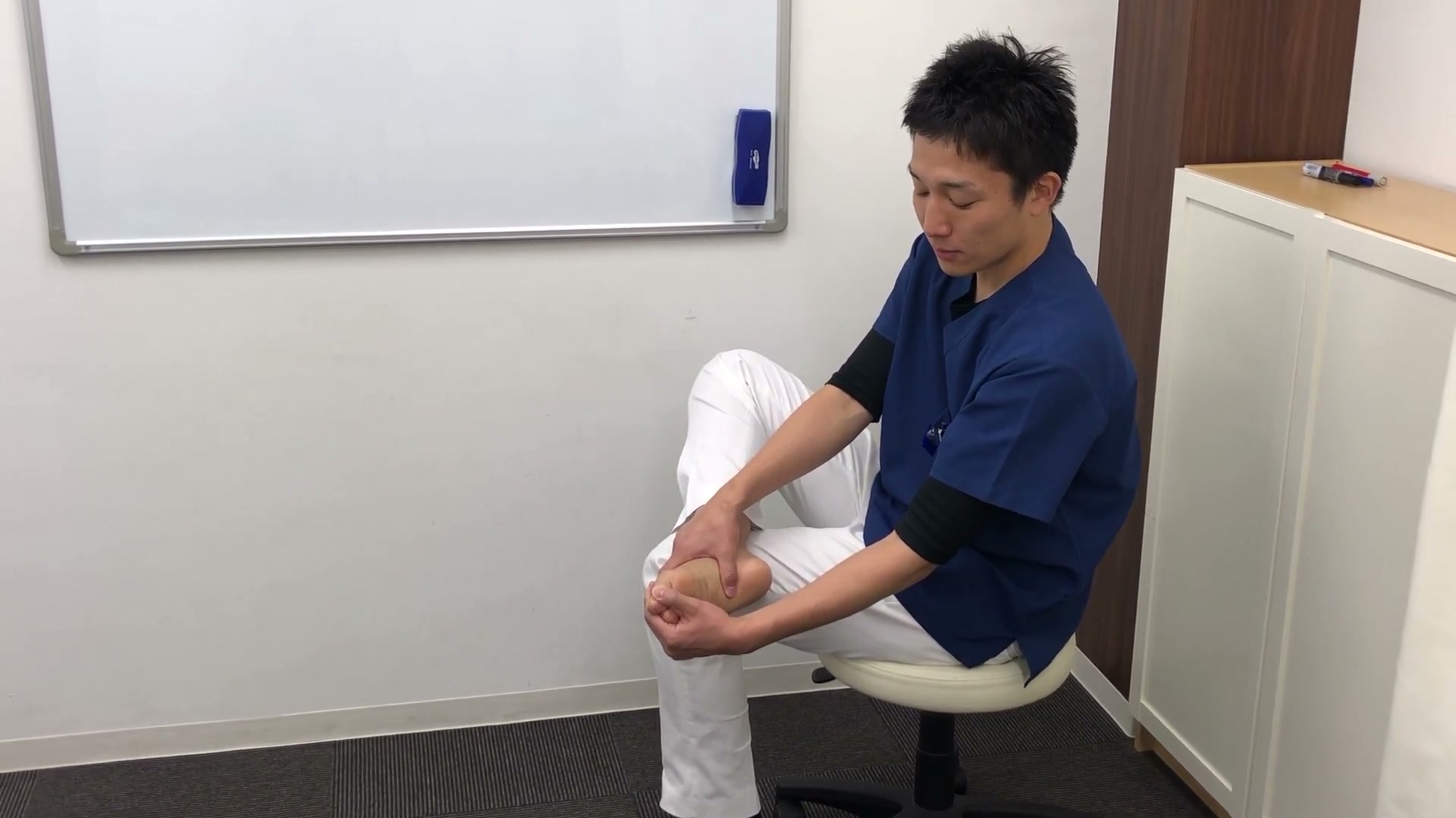 痛みが和らぐ足首の角度を探して90秒キープするカウンターストレイン